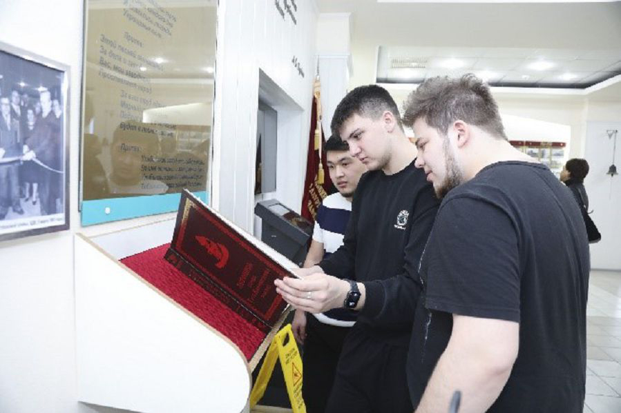 Экскурсии студентов ВКТУ в Выставочно-информационный центр АО «УМЗ»