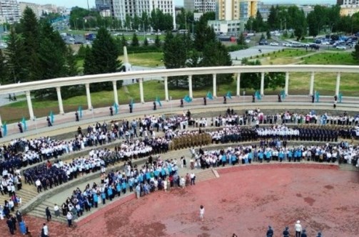 Под знаменем Независимости: студенты колледжа приняли участие в праздновании Дня государственных символов