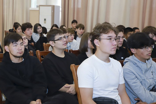 Знания, права, ответственность: важный разговор с первокурсниками о новой Конституции РК