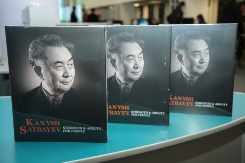 Д. Серікбаев атындағы ШҚТУ-ға «Kanysh Satbayev. Strenght & ability for people» атты 28 кітап сыйлады